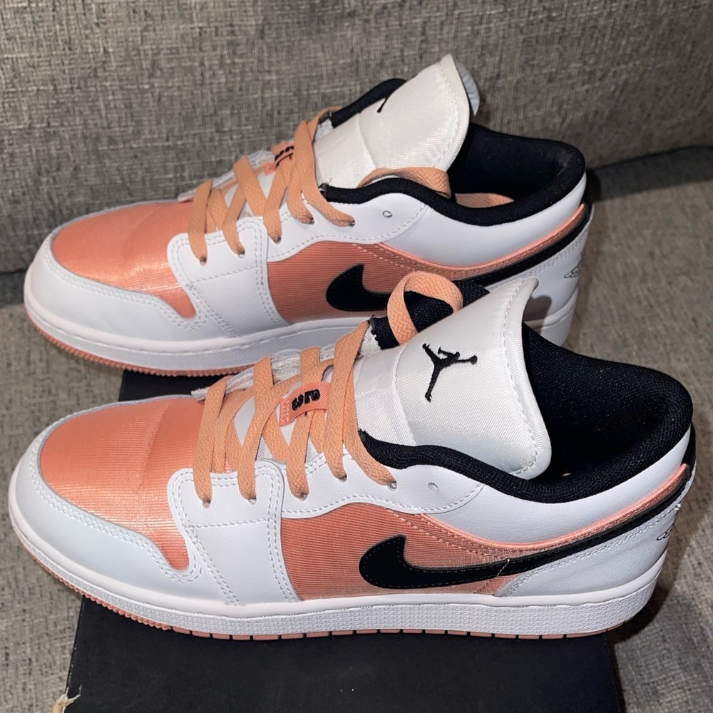 Air Jordan 1 Low GS WORN ONCE. LIKE NEW